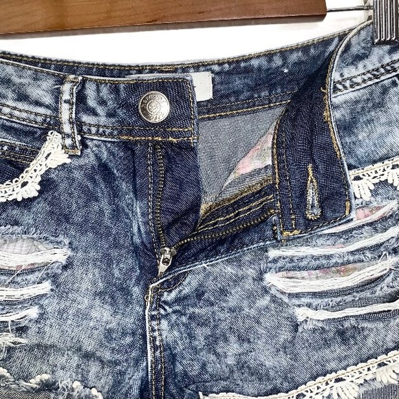 Harmony & Havoc Lace Embroidered Blue Acid Wash Distressed Denim Shorts NWOT - Picture 4 of 5